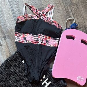 Ladies one piece swimsuit size xl / 14